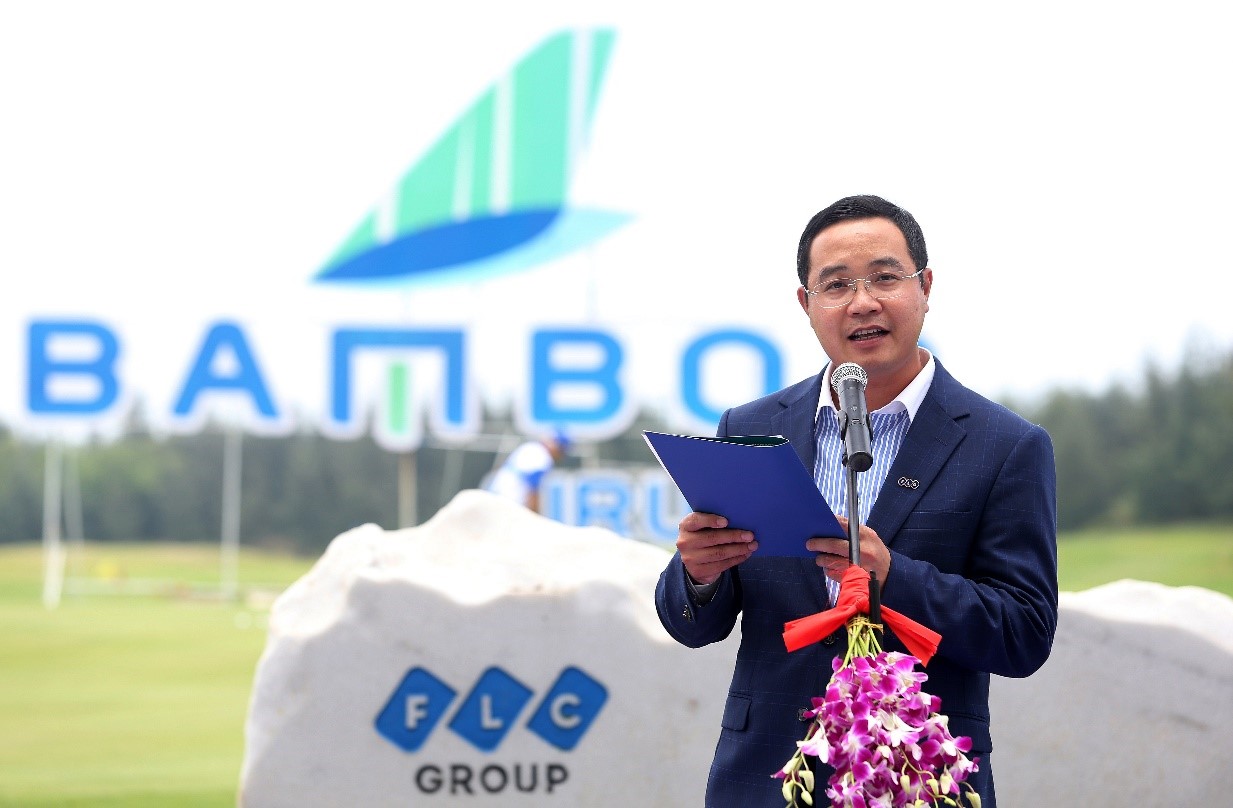 Trưởng BTC, &ocirc;ng Đỗ Việt H&ugrave;ng - Tổng gi&aacute;m đốc FLC Biscom ph&aacute;t biểu khai mạc giải đấu