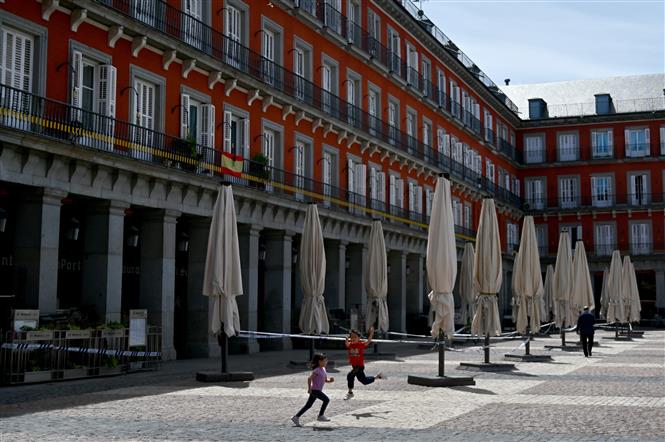 Một nh&agrave; h&agrave;ng đ&oacute;ng cửa do dịch COVID-19 tại Madrid, T&acirc;y Ban Nha ng&agrave;y 6/5/2020. Ảnh: AFP/TTXVN