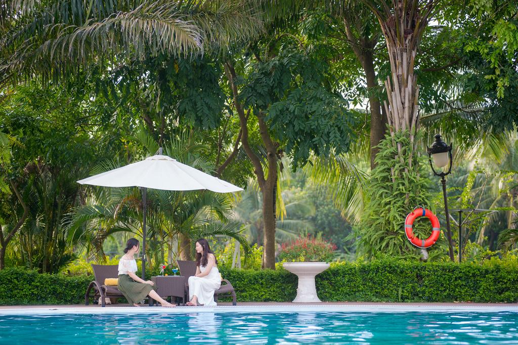 Kh&ocirc;ng gian xanh m&aacute;t b&ecirc;n bể bơi tại FLC Vĩnh Ph&uacute;c