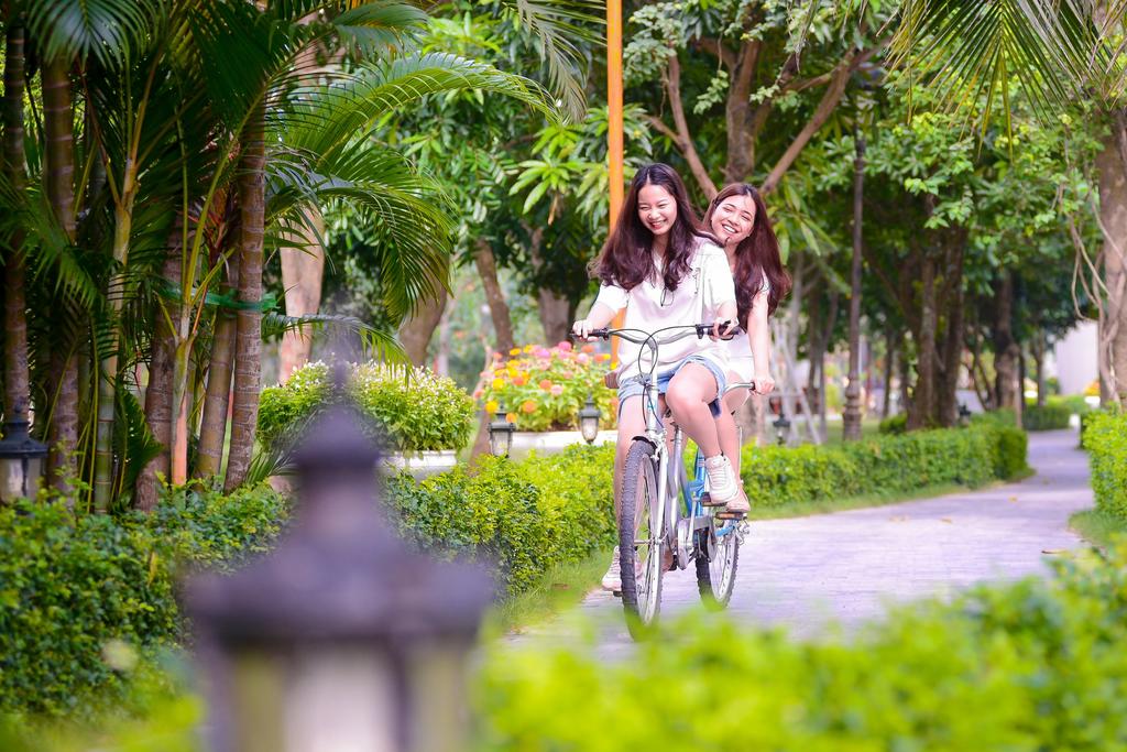 Đạp xe l&agrave; một trong những hoạt động được c&aacute;c bạn trẻ ưa th&iacute;ch khi đến với FLC Vĩnh Ph&uacute;c