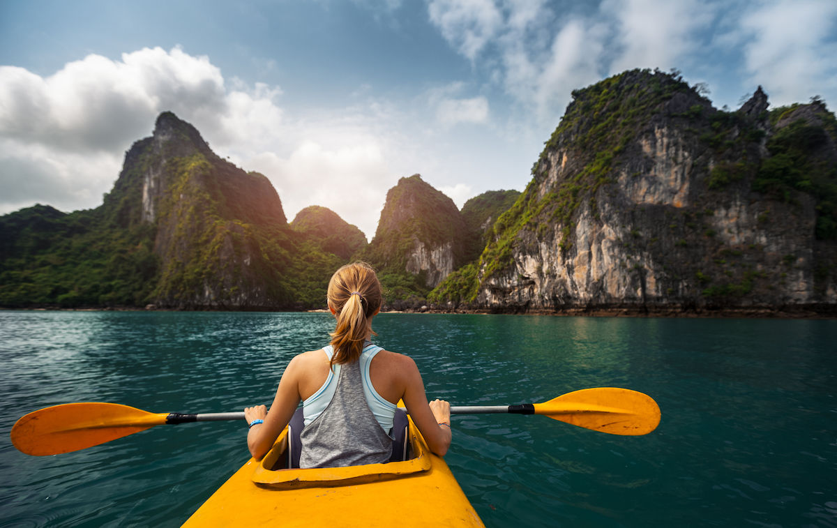 Du kh&aacute;ch ch&egrave;o thuyền kayak kh&aacute;m ph&aacute; vịnh Hạ Long (Ảnh sưu tầm)