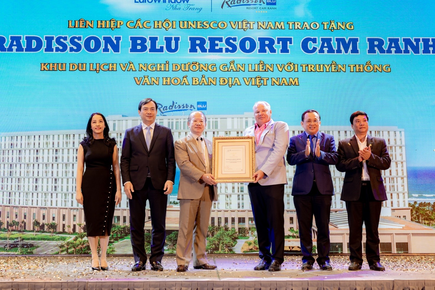 Danh hiệu &ldquo;Khu Du lịch v&agrave; nghỉ dưỡng gắn liền với truyền thống văn h&oacute;a bản địa Việt Nam&rdquo; được Li&ecirc;n hiệp c&aacute;c Hội UNESCO Việt Nam trao tặng cho khu nghỉ dưỡng Radisson Blu Resort Cam Ranh