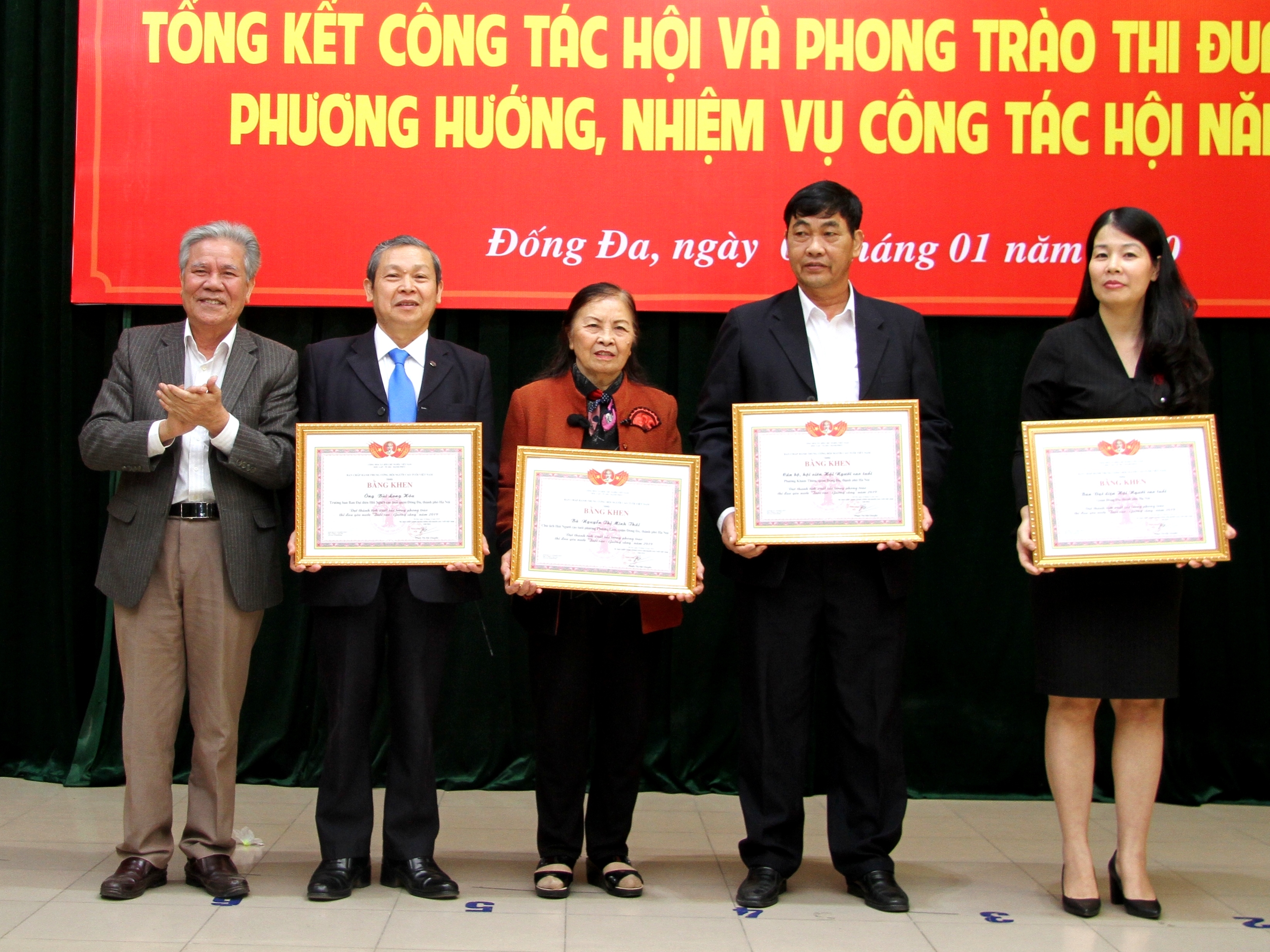 &Ocirc;ng B&ugrave;i Long H&ograve;a (thứ hai từ tr&aacute;i sang) được Hội NCT th&agrave;nh phố khen thưởng