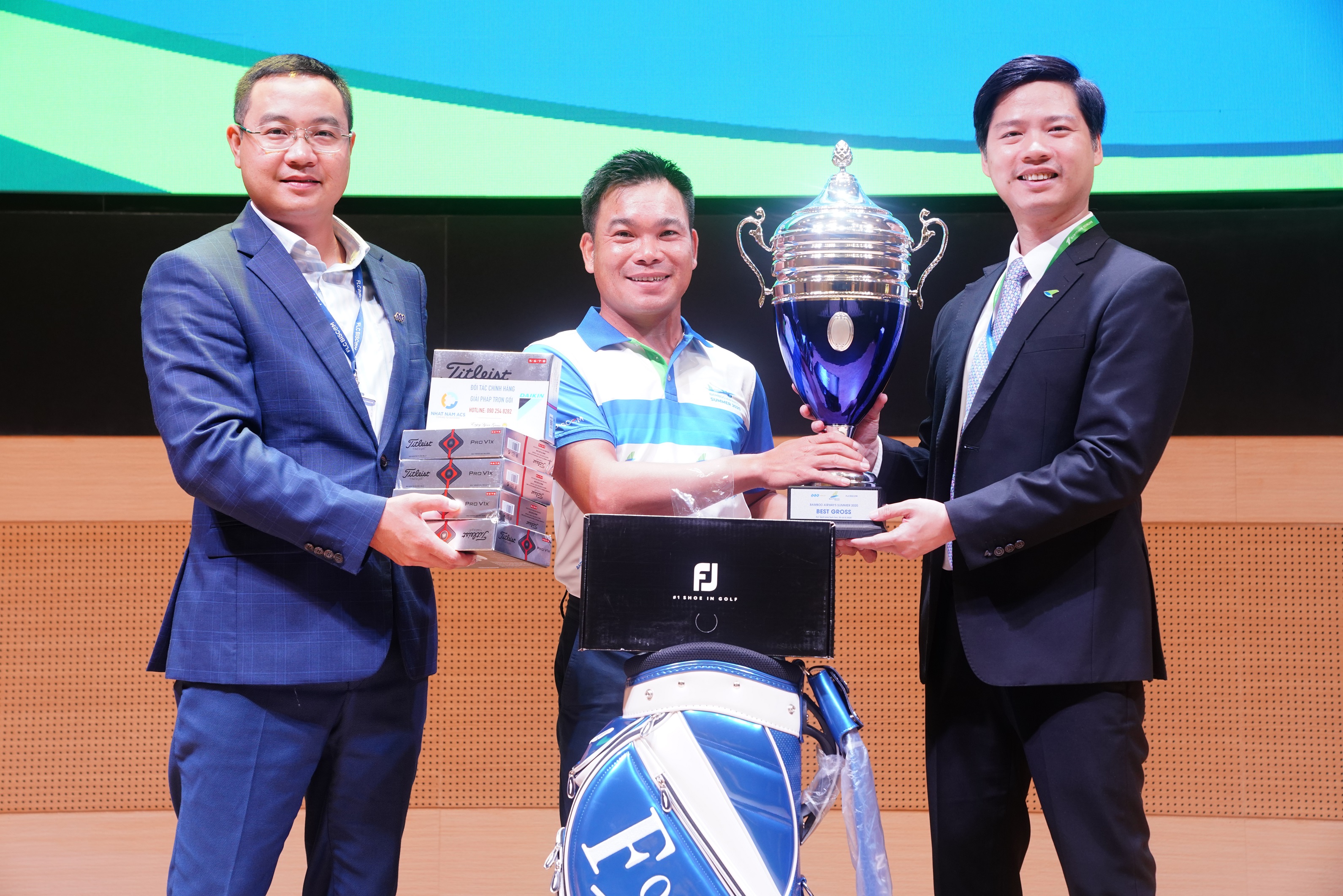 Ban tổ chức trao giải cho golfer chiến thắng