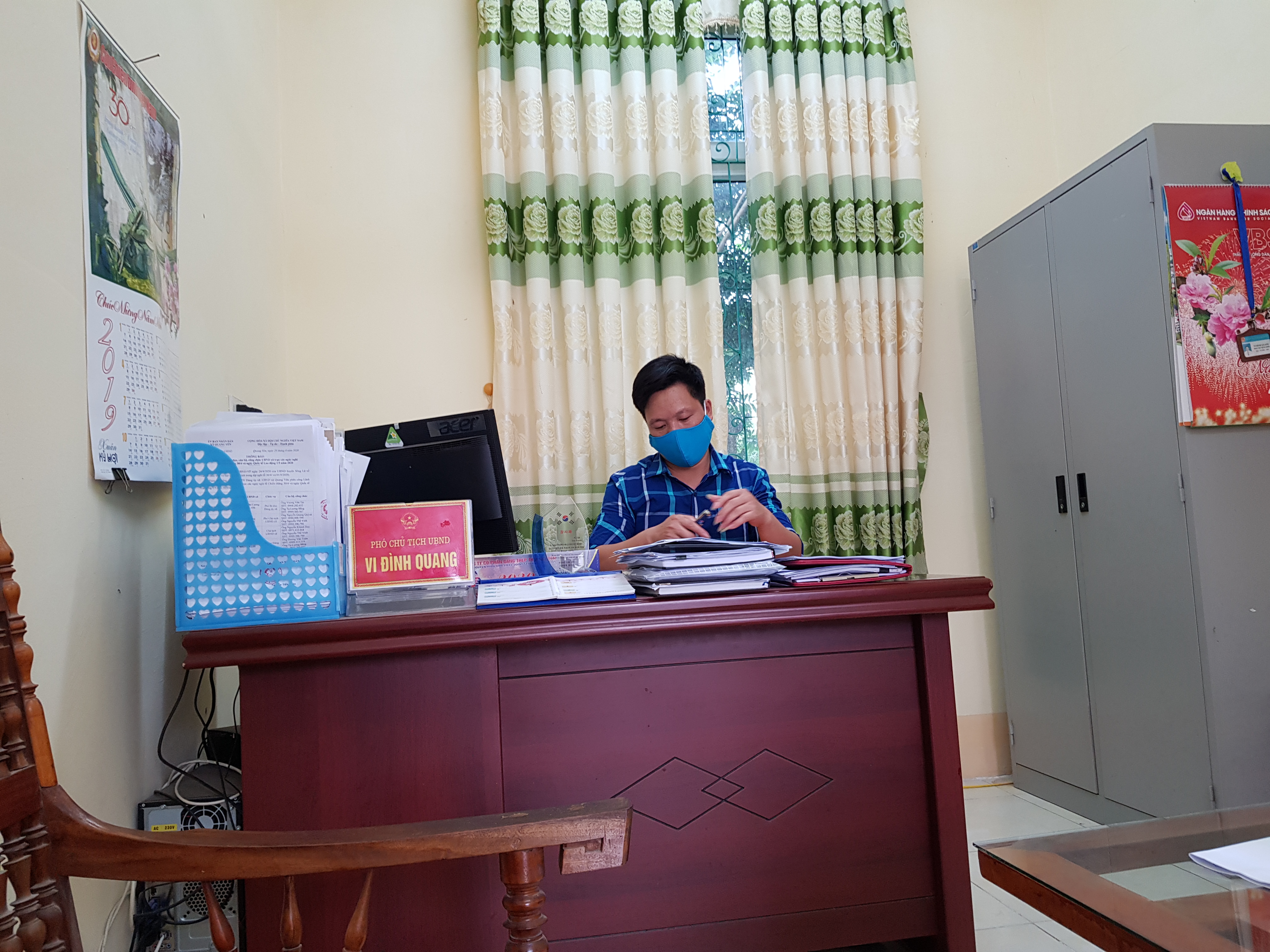 &Ocirc;ng Vi Đ&igrave;nh Quang, Ph&oacute; Chủ tịch UBND x&atilde; Quang Y&ecirc;n cho biết đất &ocirc;ng Ngữ c&oacute; sổ đỏ l&agrave; đ&uacute;ng ph&aacute;p l&yacute; nhưng về t&igrave;nh th&igrave; chưa thấy đ&uacute;ng lắm do c&oacute; một v&agrave;i h&agrave;ng x&oacute;m c&ocirc;ng nhận đất cho &ocirc;ng M&ugrave;i