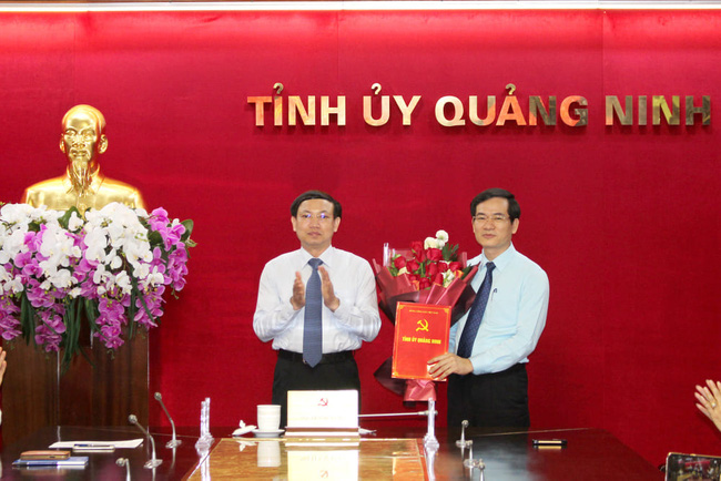 B&iacute; thư Tỉnh ủy, Chủ tịch HĐND tỉnh Quảng Ninh Nguyễn Xu&acirc;n K&yacute; trao quyết định v&agrave; ch&uacute;c mừng đồng ch&iacute; Vũ Quyết Tiến.