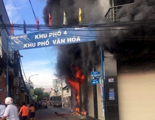 TP Hồ Chí Minh: 7 người trong ngôi nhà bốc cháy ngùn ngụt thoát nạn 