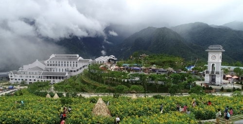 Lý giải tại sao giới trẻ đổ xô về Fansipan giữa mùa hè