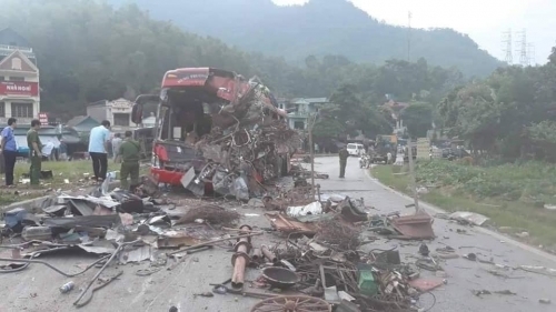Xe khách giường nằm "đối đầu" xe tải, 3 người tử vong hơn 30 người bị thương