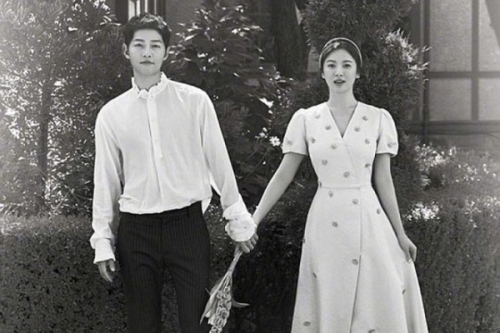 Fan quốc tế tiếc nuối về tình yêu tan vỡ của cặp ngôn tình Song Joong Ki và Song Hye Kyo