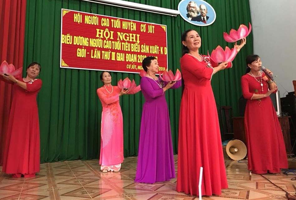 Tiết mục văn nghệ của NCT tỉnh Đắk N&ocirc;ng