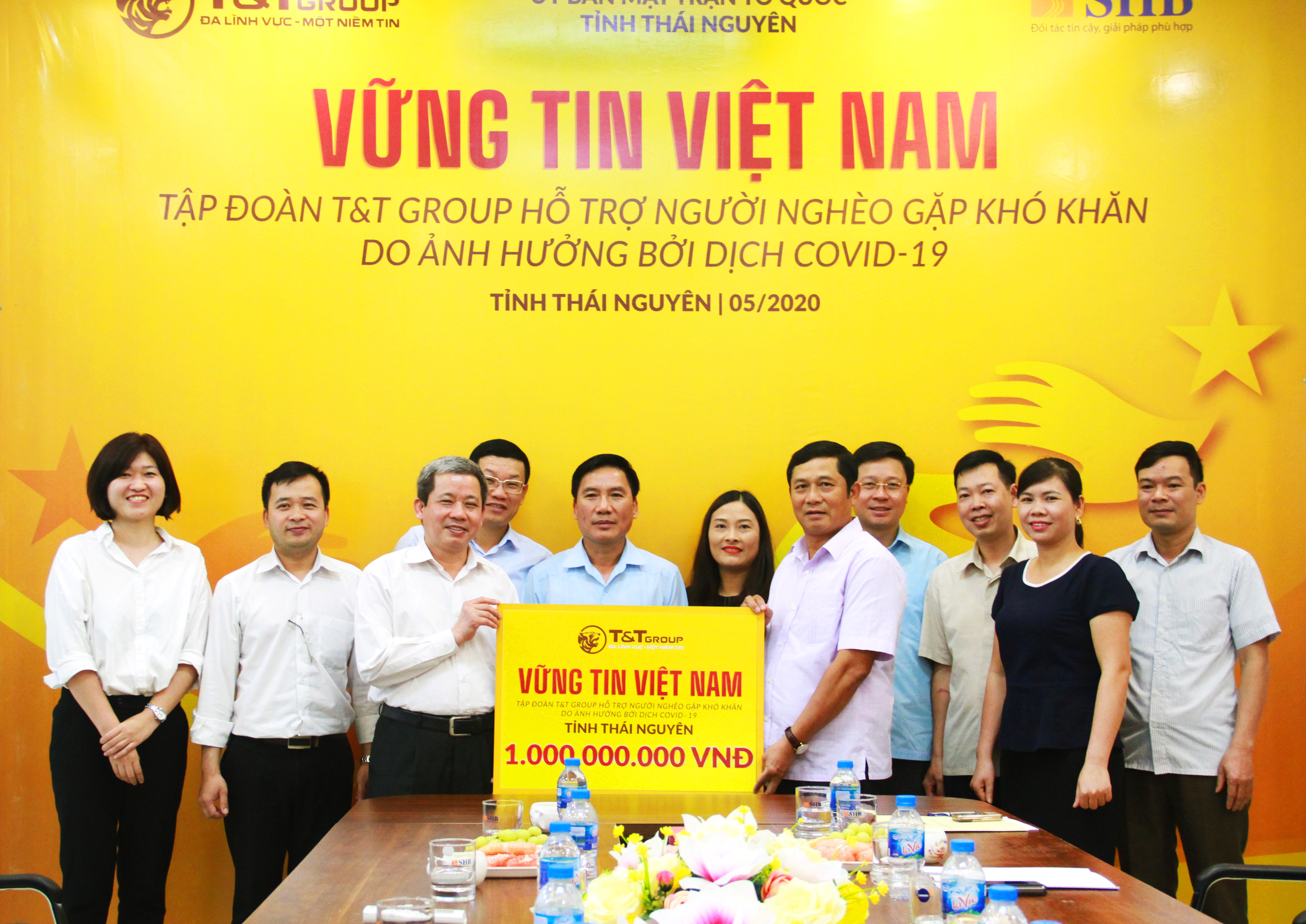 Tập đo&agrave;n T&amp;T Group trao qu&agrave; cho đại diện l&atilde;nh đạo tỉnh Th&aacute;i Nguy&ecirc;n