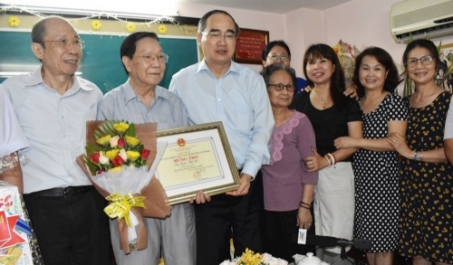 Bí thư Thành ủy TP Hồ Chí Minh thăm, chúc thọ, mừng thọ NCT