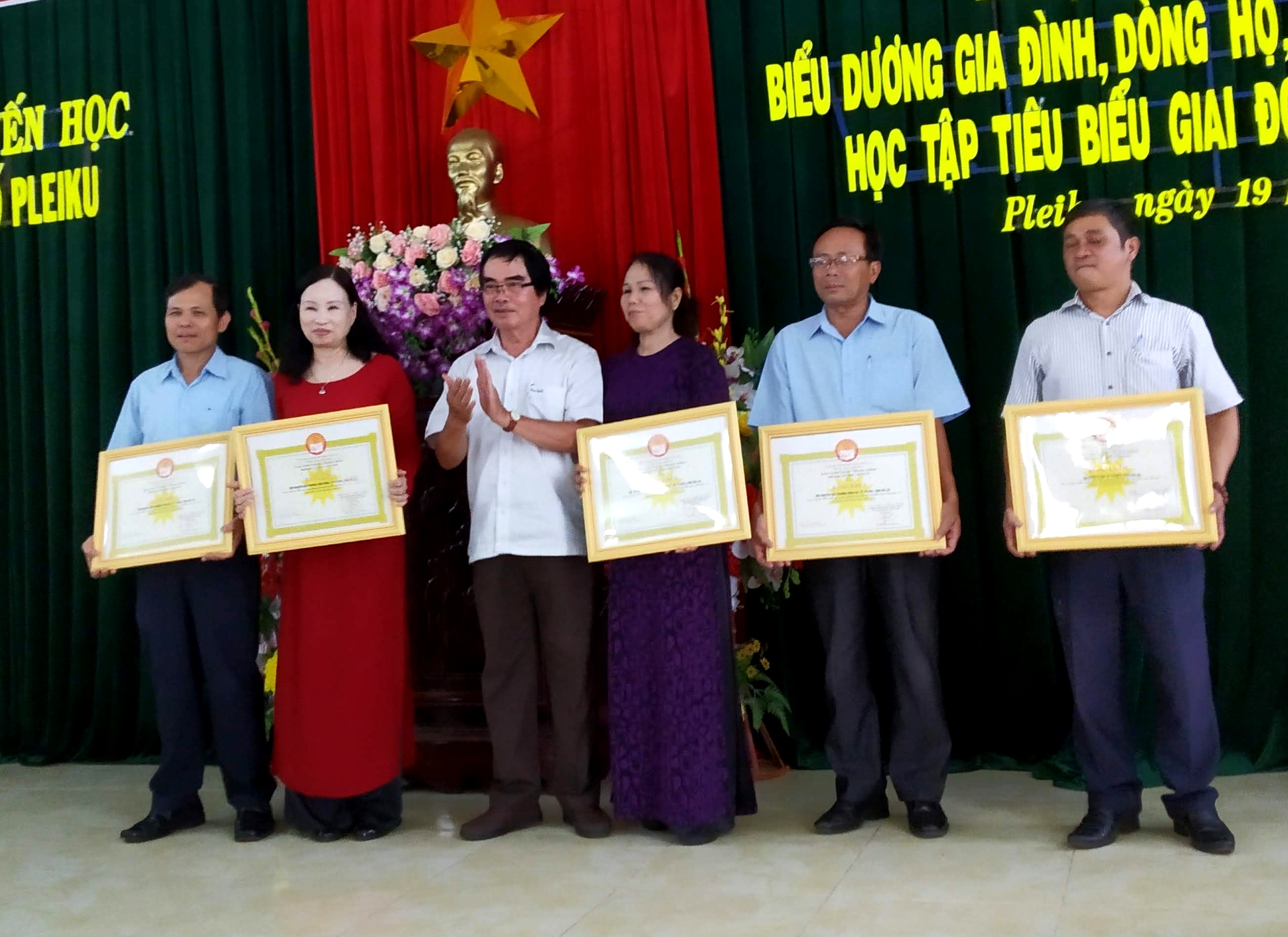 C&aacute;c c&aacute;n bộ l&agrave;m tốt c&ocirc;ng t&aacute;c khuyến học, khuyến t&agrave;i của th&agrave;nh phố Pleiku nhận Bằng khen của Hội Khuyến học Việt Nam