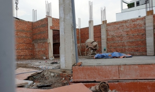 Máy trộn bê tông rò điện khiến 1 người chết, 2 người nhập viện