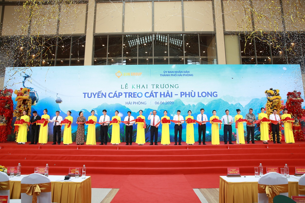 Cắt bằng kh&aacute;nh th&agrave;nh khai trương tuyến c&aacute;p treo C&aacute;i Hải - Ph&ugrave; Long