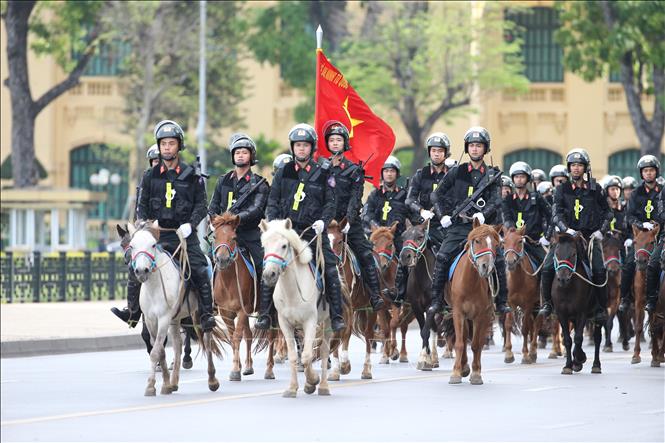 Lực lượng Cảnh s&aacute;t cơ động kỵ binh diễu h&agrave;nh. Ảnh: Dương Giang/TTXVN