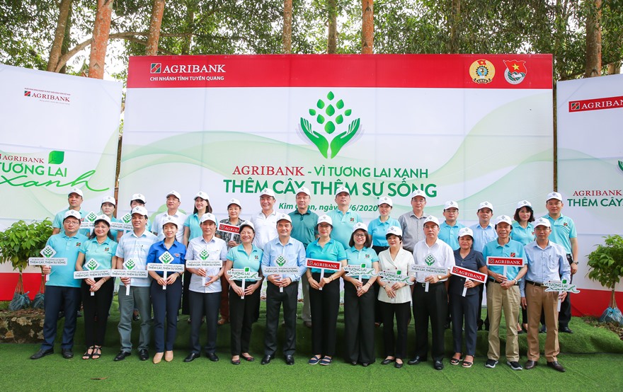 Ảnh 1: C&aacute;c đại biểu tham dự Lễ ph&aacute;t động chương tr&igrave;nh trồng c&acirc;y xanh tại Tuy&ecirc;n Quang