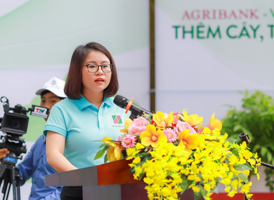 Ảnh 4: B&agrave; Nguyễn Việt H&agrave; - Gi&aacute;m đốc Agribank Tuy&ecirc;n Quang chia sẻ tại buổi lễ ph&aacute;t động trồng c&acirc;y xanh