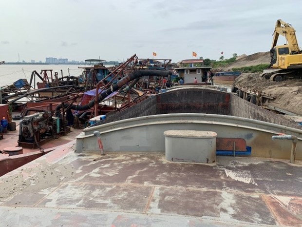C&aacute;c t&agrave;u khai th&aacute;c c&aacute;t tr&aacute;i ph&eacute;p tr&ecirc;n S&ocirc;ng Hồng. (Ảnh: TTXVN ph&aacute;t)