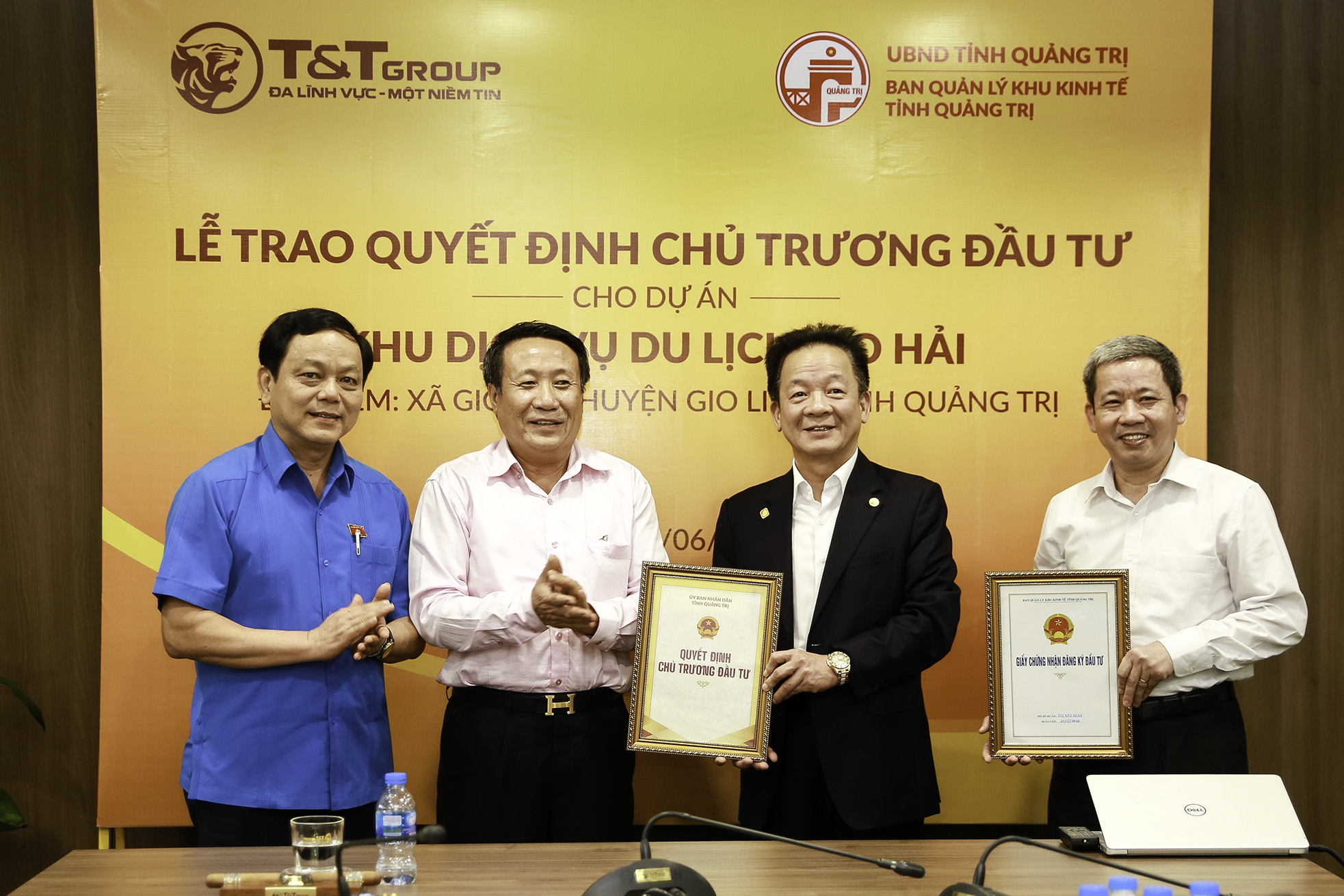 &Ocirc;ng H&agrave; Sỹ Đồng (thứ hai từ tr&aacute;i sang) - Ph&oacute; Chủ tịch UBND tỉnh Quảng Trị trao giấy chứng nhận đầu tư cho Chủ tịch HĐQT ki&ecirc;m Tổng gi&aacute;m đốc Tập đo&agrave;n T&amp;T Group Đỗ Quang Hiển (thứ hai từ phải sang).