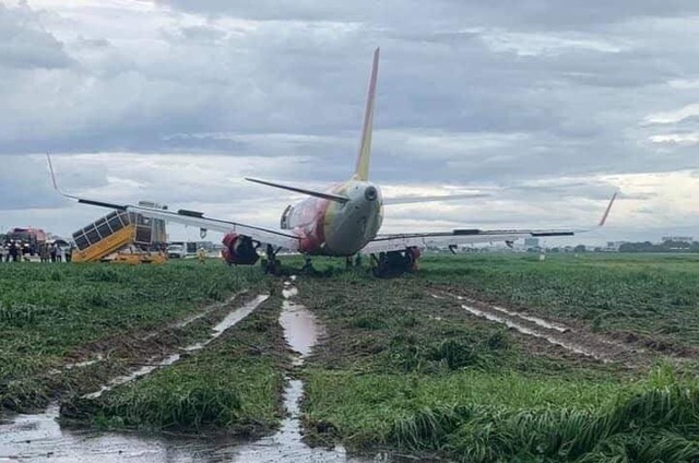 M&aacute;y bay Vietjet trượt khỏi đường băng, lao ra b&atilde;i cỏ