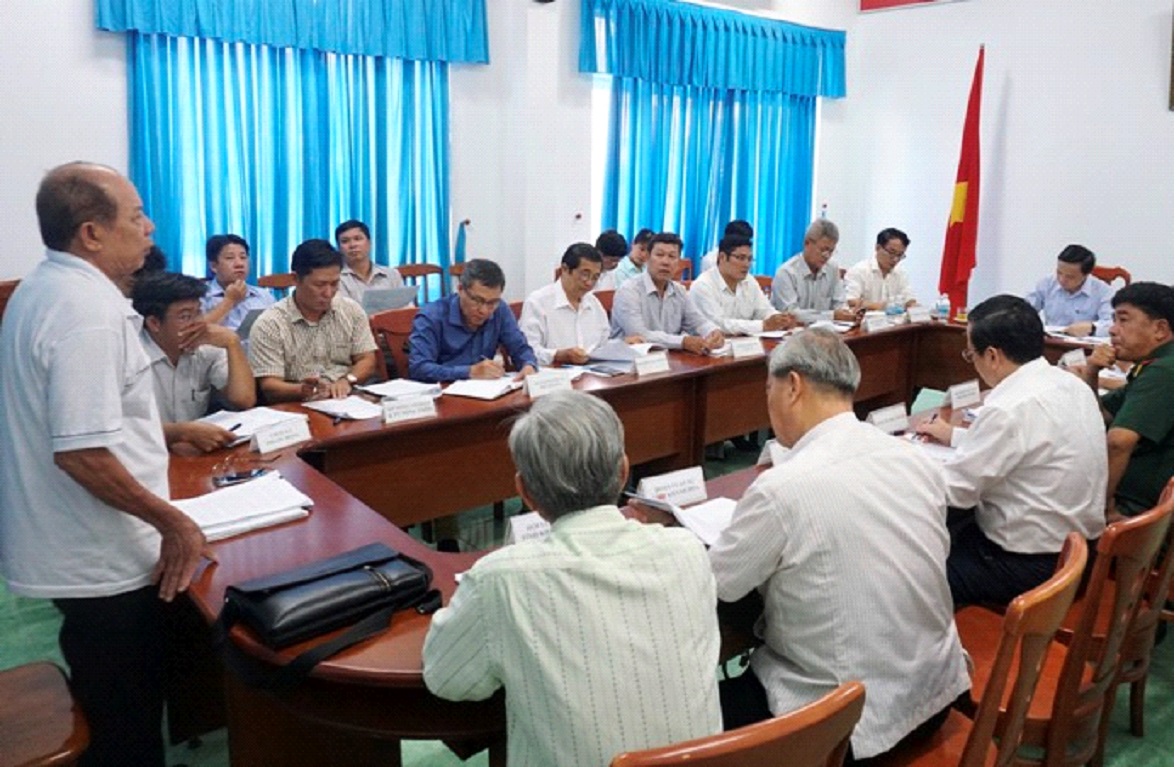 Nh&agrave; b&aacute;o Nguyễn Xu&acirc;n Đương ph&aacute;t biểu tại cuộc họp do B&iacute; thư Tỉnh ủy Kh&aacute;nh H&ograve;a Nguyễn Khắc Định chủ tr&igrave;