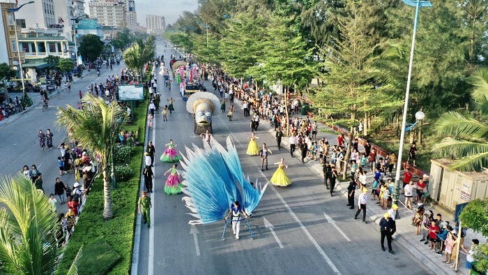 Đường phố Hồ Xu&acirc;n Hương s&ocirc;i động với lễ hội Carnival