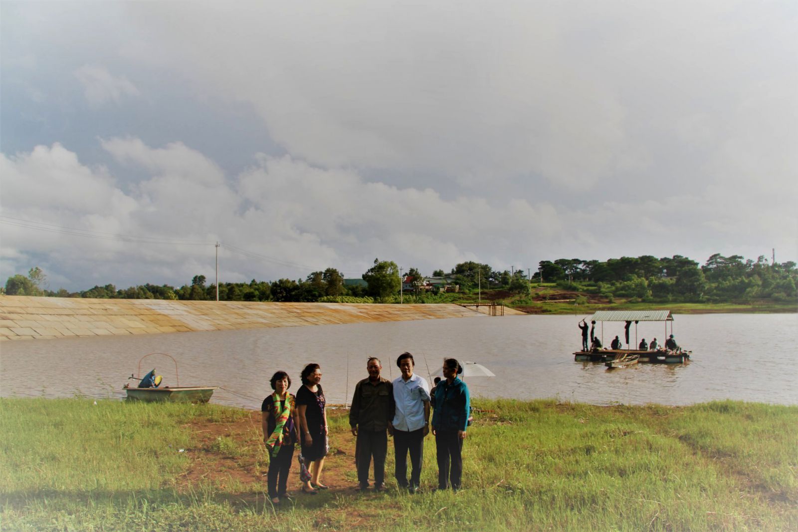 Làm giàu bên hồ Trà Đa