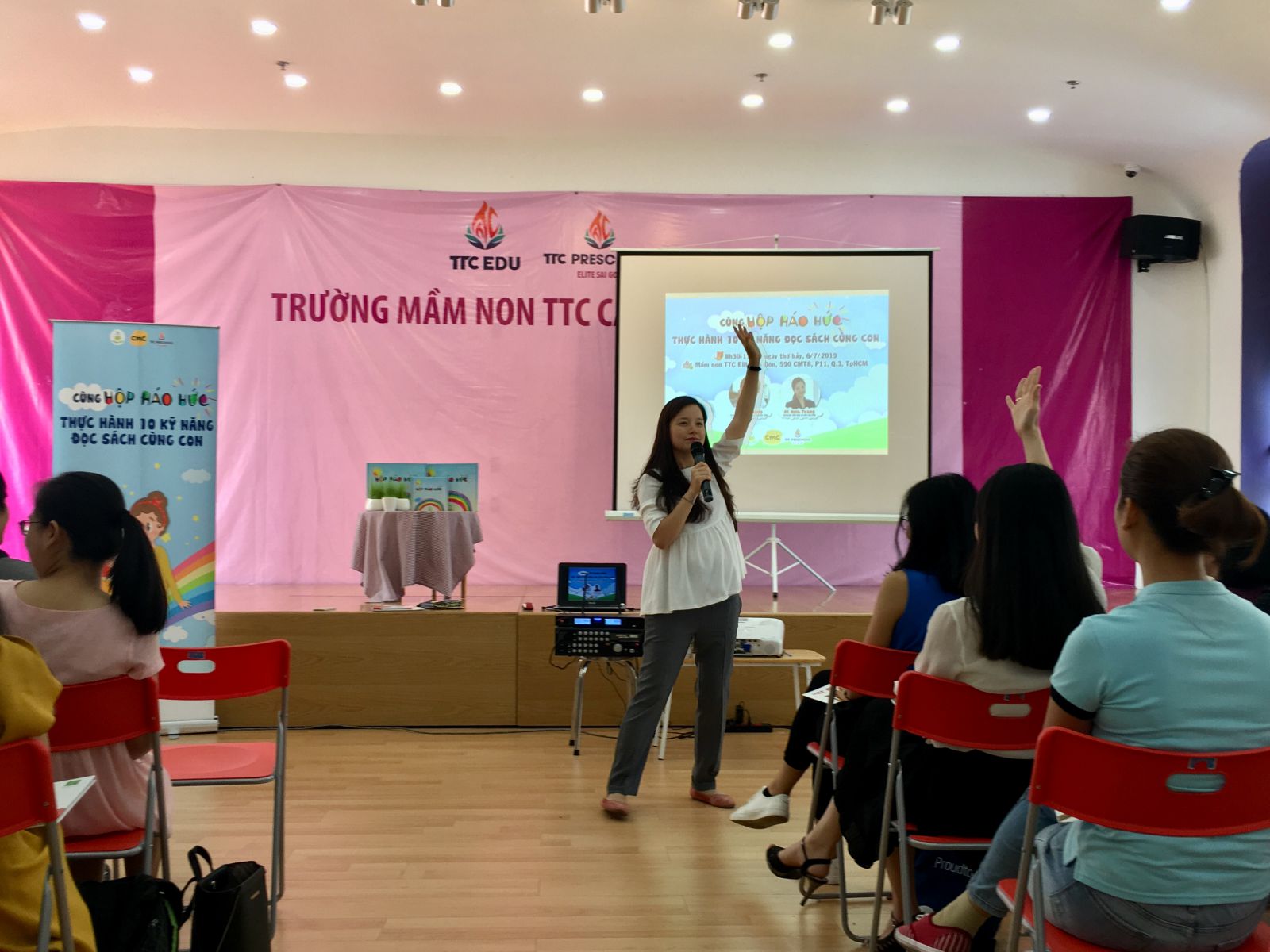 1.Buổi chia sẻ v&agrave; thực h&agrave;nh rất nhiều kĩ năng th&uacute; vị v&agrave; hiệu quả để cha mẹ c&oacute; thể đọc s&aacute;ch thật vui, thật h&aacute;o hức c&ugrave;ng con mỗi ng&agrave;y