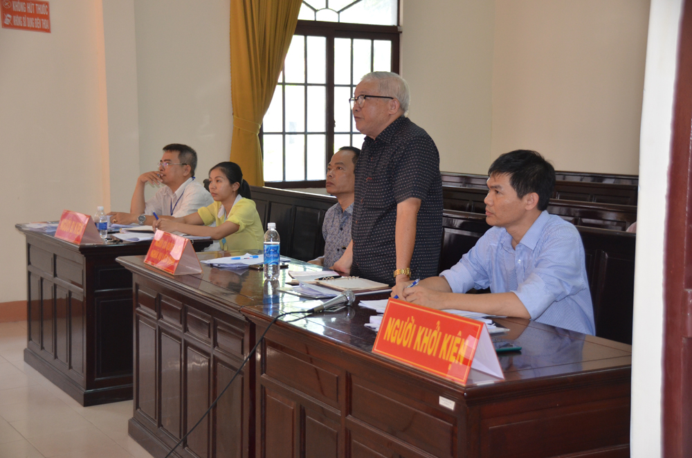 Đại diện người khởi kiện tr&igrave;nh b&agrave;y tại T&ograve;a.