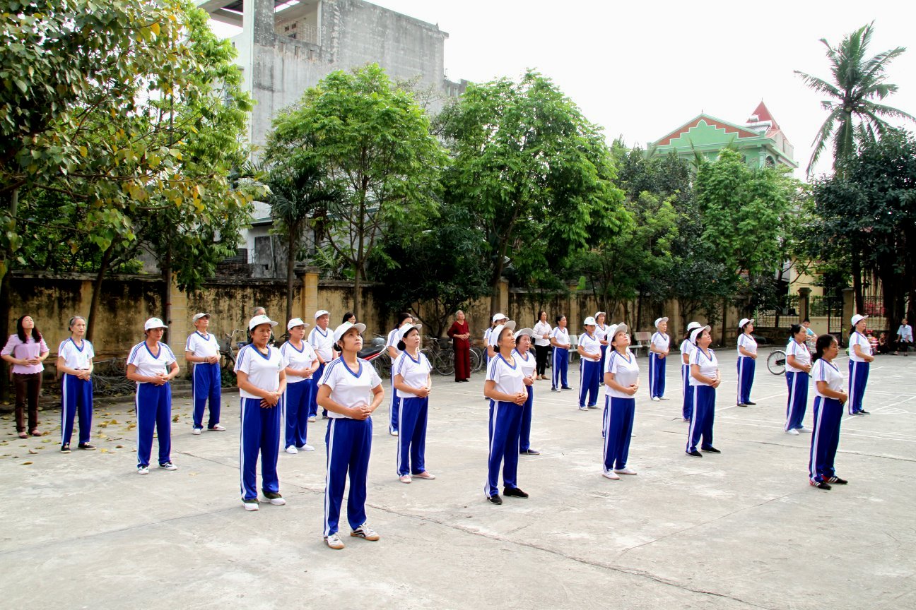 B&agrave;i thể dục dưỡng sinh trước giờ sinh hoạt của CLB Li&ecirc;n thế hệ tự gi&uacute;p nhau huyện Đan Phượng