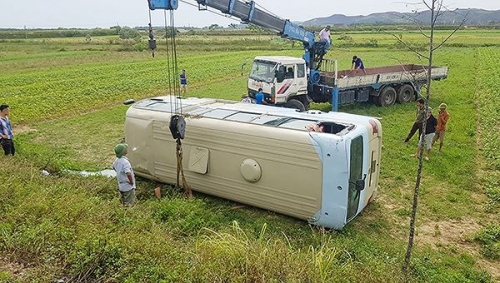 Nghệ An: Ô tô chở công nhân đi làm lật nhào xuống ruộng, 23  người bị thương