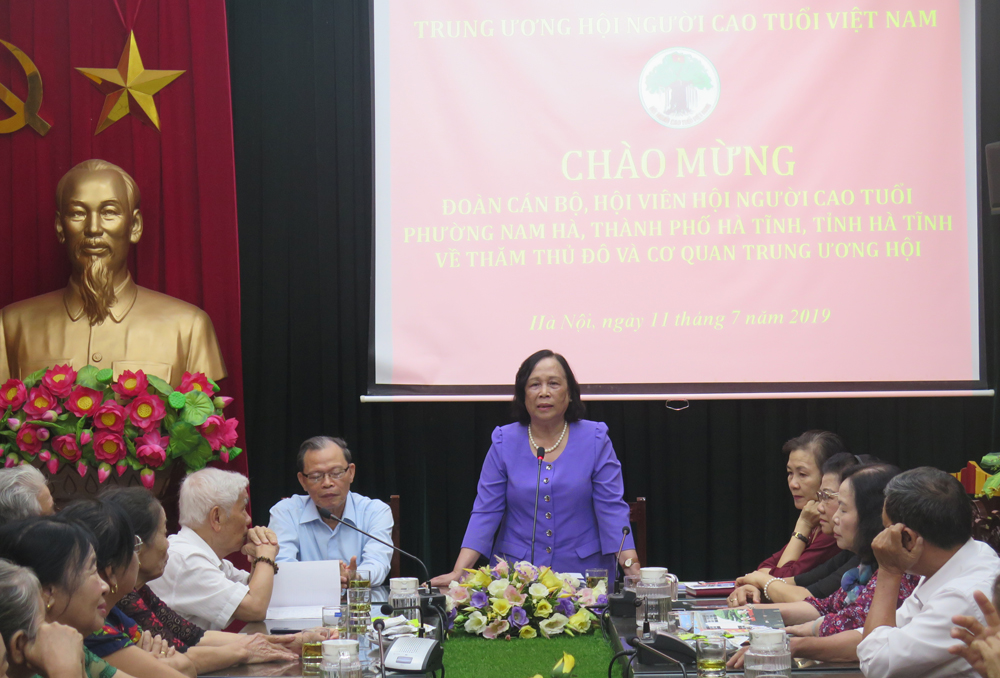 Chủ tịch TƯ Hội Phạm Thị Hải Chuyền tiếp đo&agrave;n NCT phường Nam H&agrave;, TP H&agrave; Tĩnh