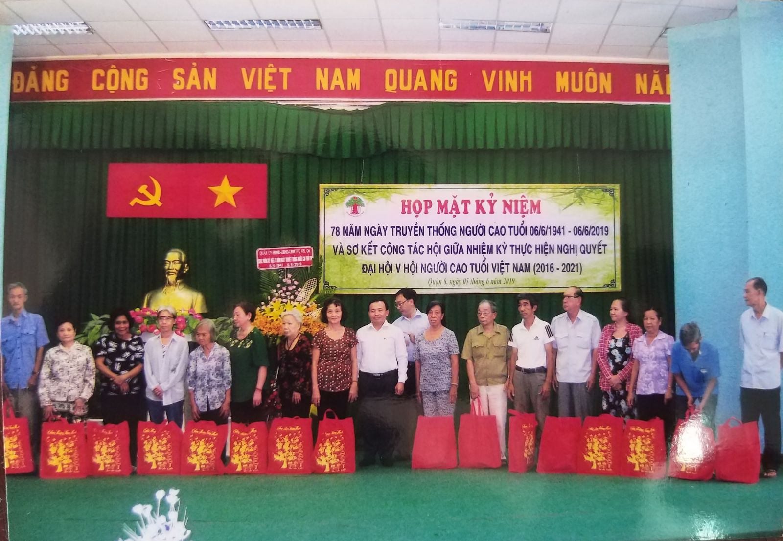 Hội NCT quận 6, tặng qu&agrave; cho NCT diện cận ngh&egrave;o, neo đơn, kh&oacute; khăn nh&acirc;n dịp Kỉ niệm 78 năm Ng&agrave;y truyền thống NCT Việt Nam (6/6/1941- 6/6/2019)