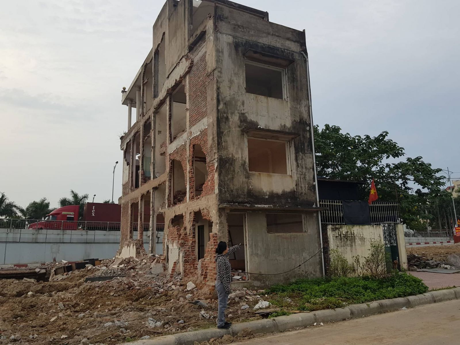 B&agrave; Mạc Thị Tuyết &yacute; kiến về việc bồi thường kh&ocirc;ng đ&uacute;ng quy định khiến nh&agrave; b&agrave; Tuyết bị nguy hiểm khi c&aacute;c nh&agrave; xung quanh đang bị th&aacute;o dỡ