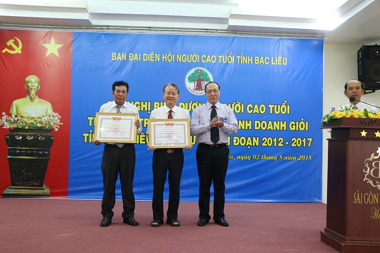 Ph&oacute; Chủ tịch Nguyễn H&ograve;a B&igrave;nh trao Bằng khen TW Hội cho c&aacute;c tập thế xuất sắc.