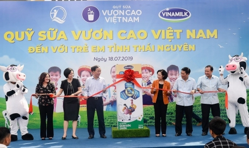 Quỹ Sữa Vươn Cao Việt Nam và Vinamilk trao tặng 70.000 ly sữa cho trẻ em tỉnh Thái Nguyên