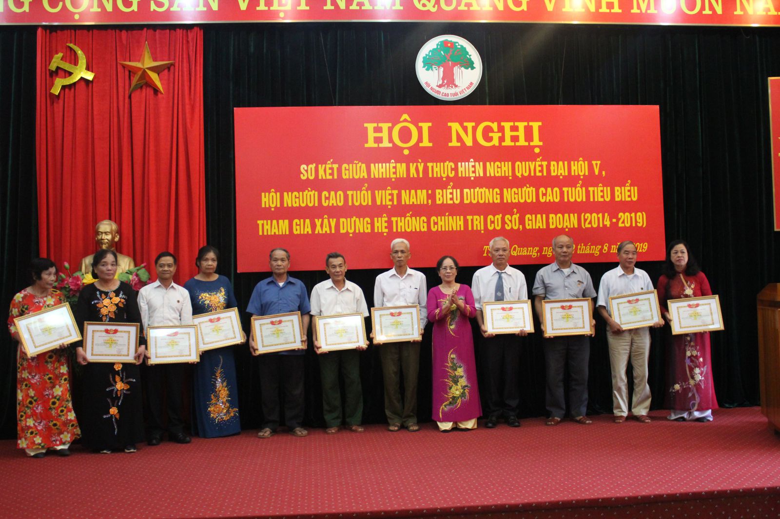 Ph&oacute; Chủ tịch UBND tỉnh Nguyễn Thế Giang trao Bằng khen cho NCT ti&ecirc;u biểu