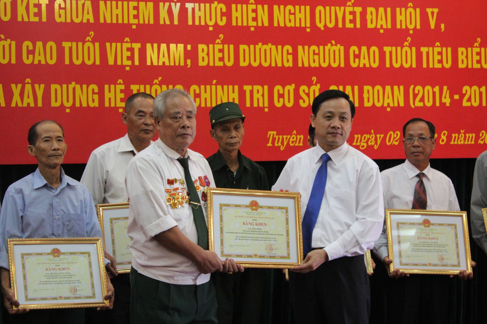 Ph&oacute; Chủ tịch UBND tỉnh Tuy&ecirc;n Quang Nguyễn Thế Giang trao Bằng khen cho NCT ti&ecirc;u biểu