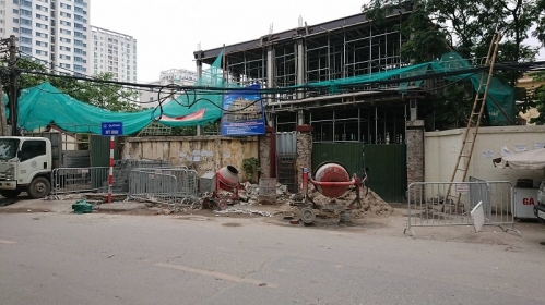 Dự án trụ sở Công an phường Mỹ Đình 2 (TP Hà Nội): Tập kết vật liệu xây dựng, xả nước thải trực tiếp ra đường có là trái phép?