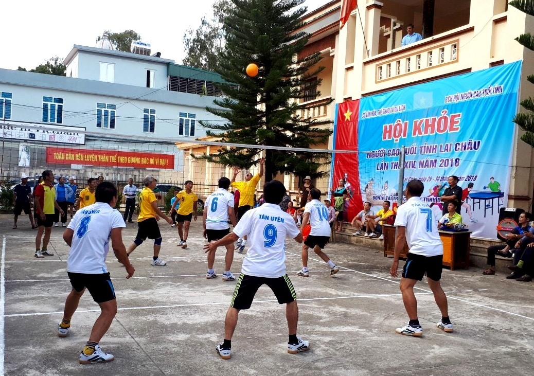 Trận thi đấu b&oacute;ng chuyền hơi tại Hội khỏe NCT tỉnh Lai Ch&acirc;u