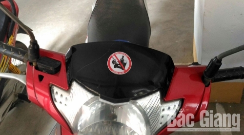Tem dán tuyên tuyền an toàn giao thông của Bộ CHQS Bắc Giang
