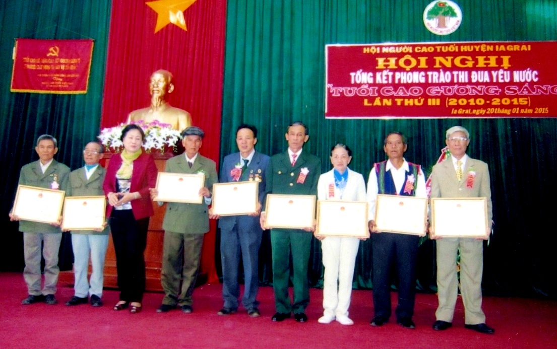 UBND huyện Ia Grai khen thưởng c&aacute; nh&acirc;n xuất sắc