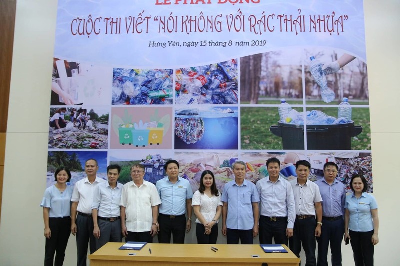 Ban tổ chức c&ugrave;ng c&aacute;c đơn vị phối hợp chủ tr&igrave; buổi lễ.