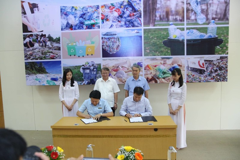 Ban tổ chức v&agrave; C&ocirc;ng ty TNHH MTV M&ocirc;i trường v&agrave; C&ocirc;ng tr&igrave;nh đ&ocirc; thị Hưng Y&ecirc;n k&yacute; cam kết.