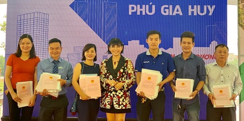 B&agrave; Phạm Thị Hường, Chủ tịch HĐQT C&ocirc;ng ty Ph&uacute; Hồng Thịnh trao giấy chứng nhận quyền sử dụng đất cho kh&aacute;ch h&agrave;ng