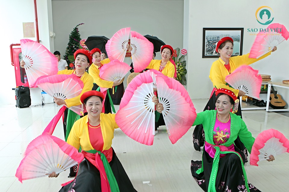M&agrave;n biểu diễn văn nghệ của c&aacute;c th&agrave;nh vi&ecirc;n CLB mừng lễ ra mắt CLB tự chăm s&oacute;c sức khỏe An B&igrave;nh