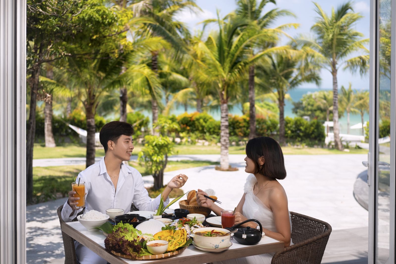 Thưởng thức bữa ăn b&ecirc;n bờ biển