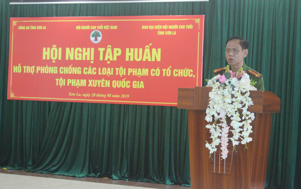 Trung t&aacute; Nguyễn Trường Giang truyền đạt nội dung tập huấn